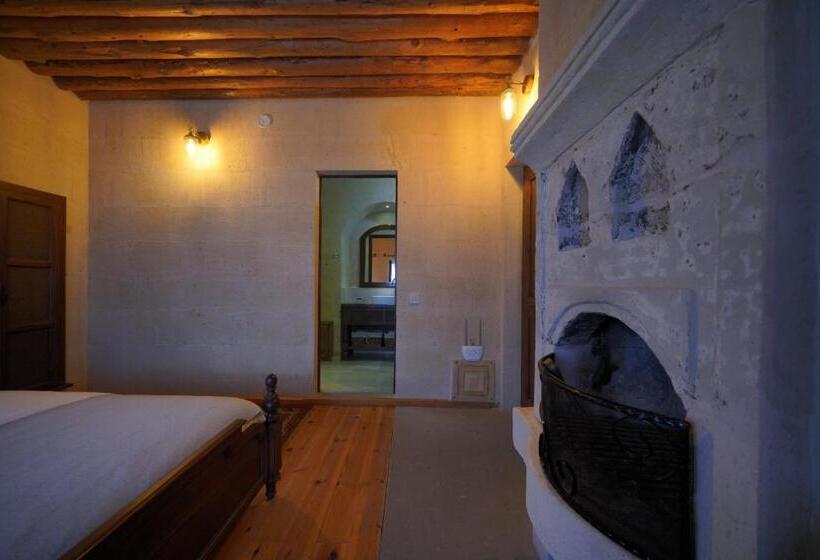 غرفة قياسية مطلة على الجبل, Maya Cave