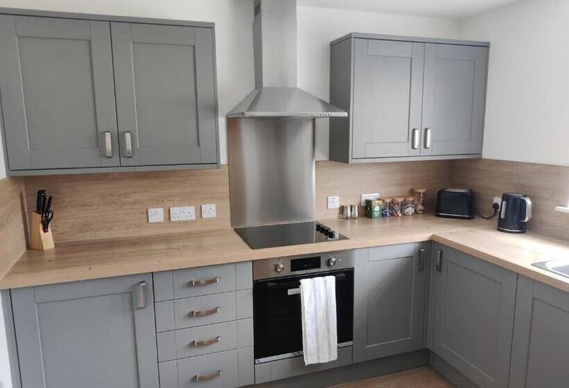 침실 2개 주택, The Station