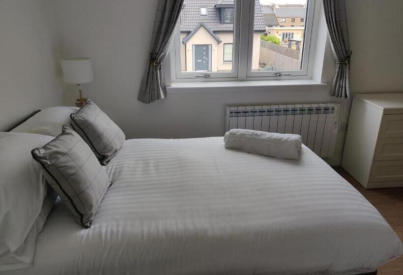 침실 2개 주택, The Station