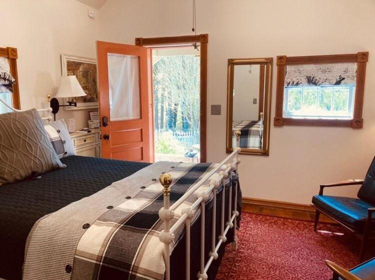 سوئیت با وان آب گرم, Rock Cottage Gardens B&b