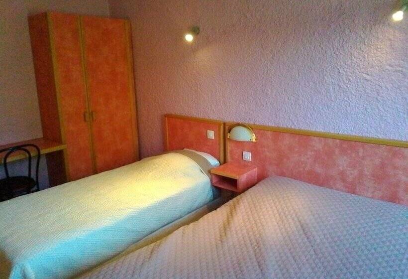 غرفة قياسية ثلاثية, Hôtel Restaurant Les Alizes Loriol Le Pouzin