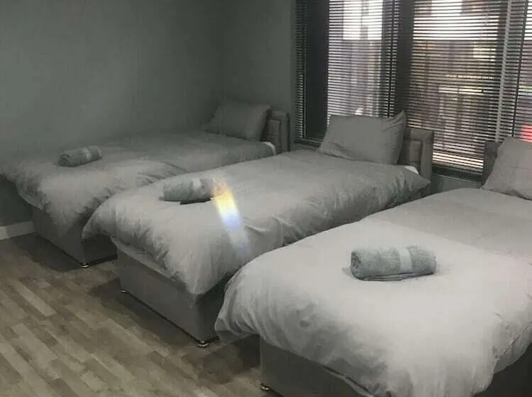 اتاق استاندارد سه نفره, Brownlows Inn