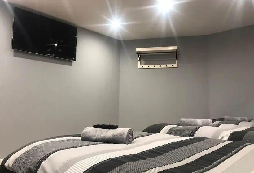 اتاق استاندارد سه نفره, Brownlows Inn