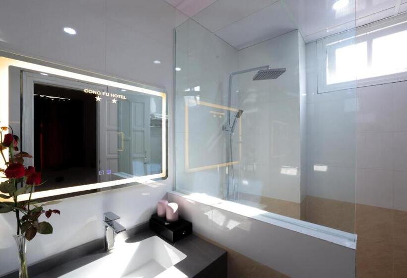 اتاق لوکس با بالکن, Cong Fu