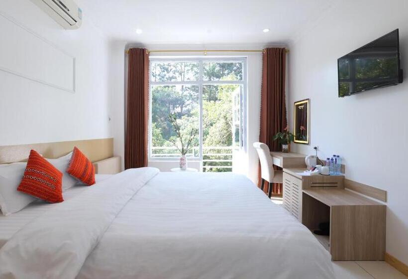 اتاق لوکس با بالکن, Cong Fu