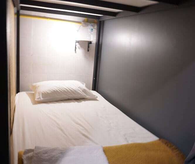 מיטה בחדר משותף, Near Beach Hostel   Adults Only