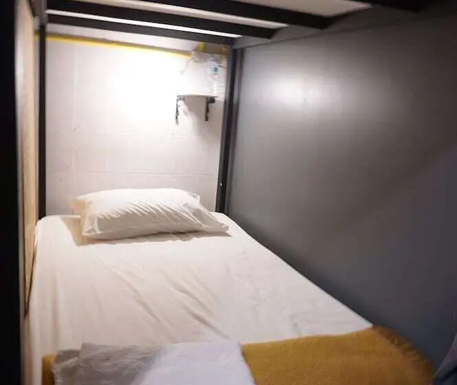 ルームシェアのワンベッド, Near Beach Hostel   Adults Only