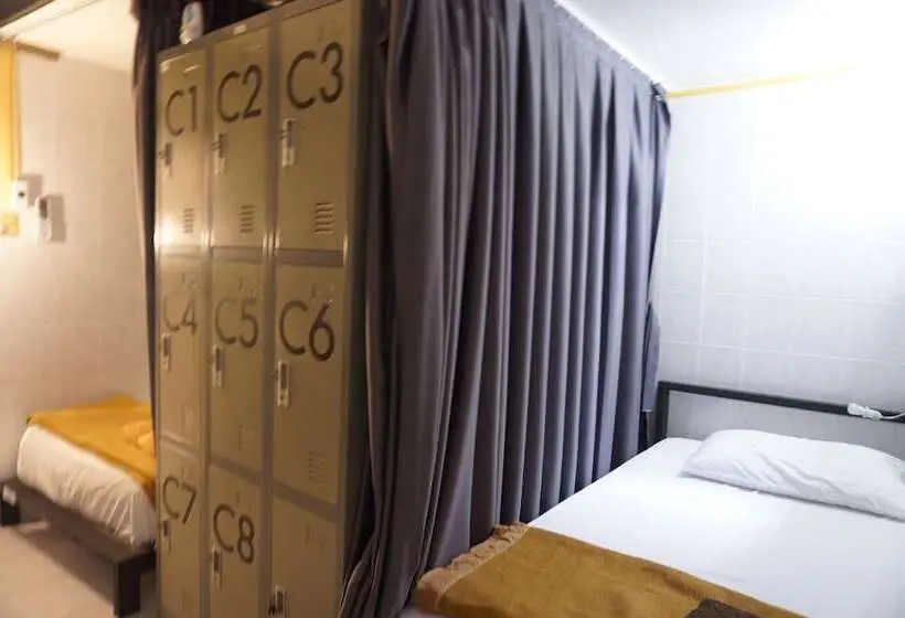 ルームシェアのワンベッド, Near Beach Hostel   Adults Only