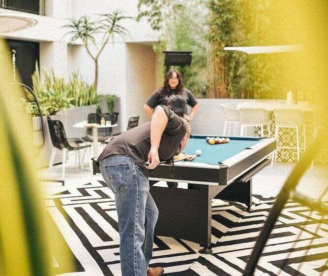 غرفه قياسيه سريرين مزدوجين, The Godfrey Hotel Hollywood