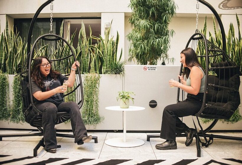 غرفه قياسيه سريرين مزدوجين, The Godfrey Hotel Hollywood