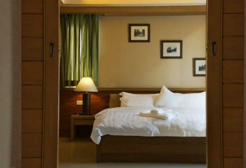 带大床的豪华间, Green Residence Ayutthaya   Sha Certified