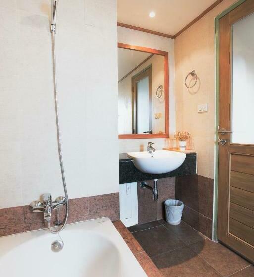 带大床的豪华间, Green Residence Ayutthaya   Sha Certified