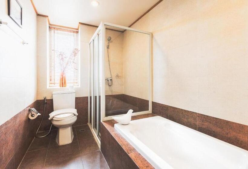 带大床的豪华间, Green Residence Ayutthaya   Sha Certified