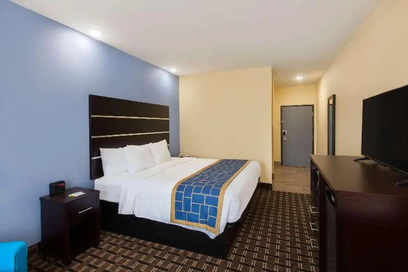 キングサイズベッドのスタンダードルーム, Days Inn By Wyndham Baton Rouge Airport