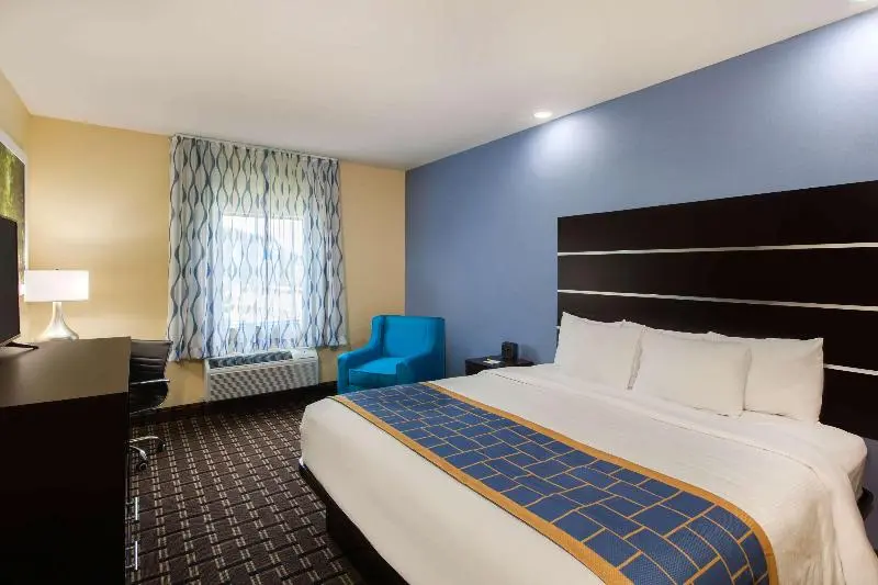 キングサイズベッドのスタンダードルーム, Days Inn By Wyndham Baton Rouge Airport
