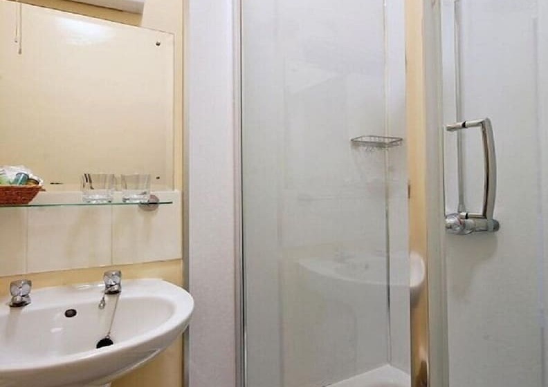 חדר משפחתי, The Apple House