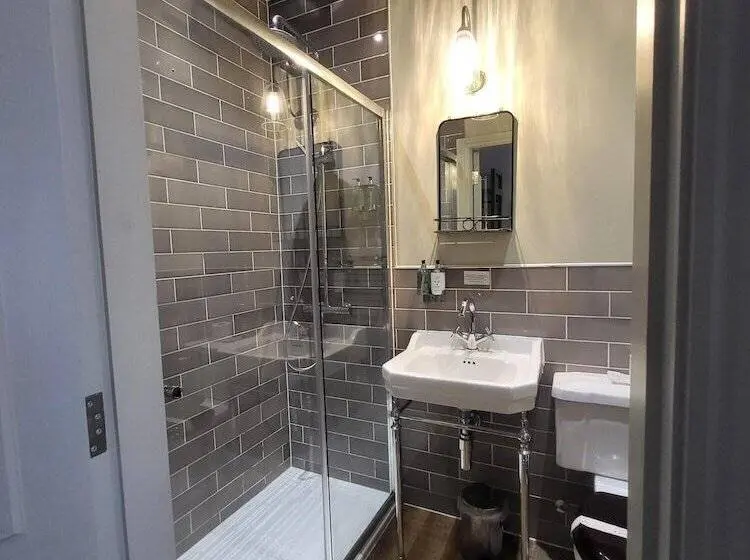 スタンダードルーム, The Black Hat