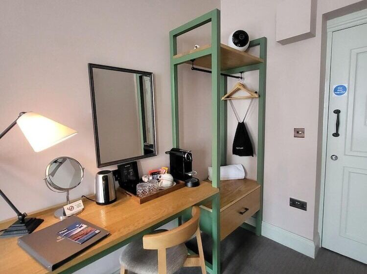 חדר סטנדרט, The Black Hat