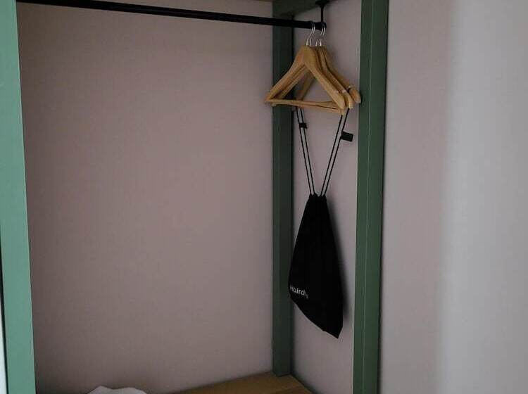 חדר משפחתי, The Black Hat