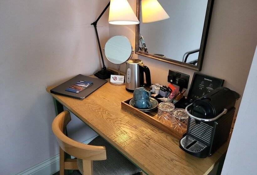 חדר סטנדרט, The Black Hat