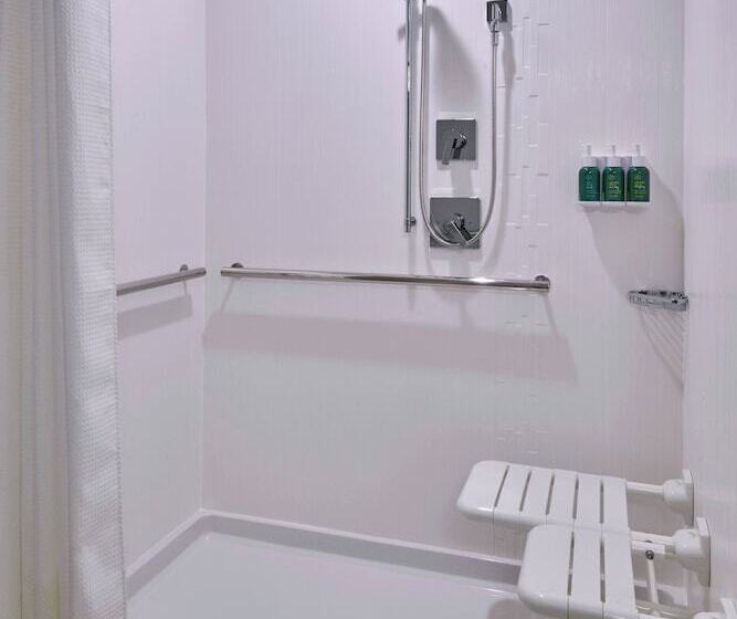 带2个双人床的标准工作室, Courtyard By Marriott Petoskey At Victories Square