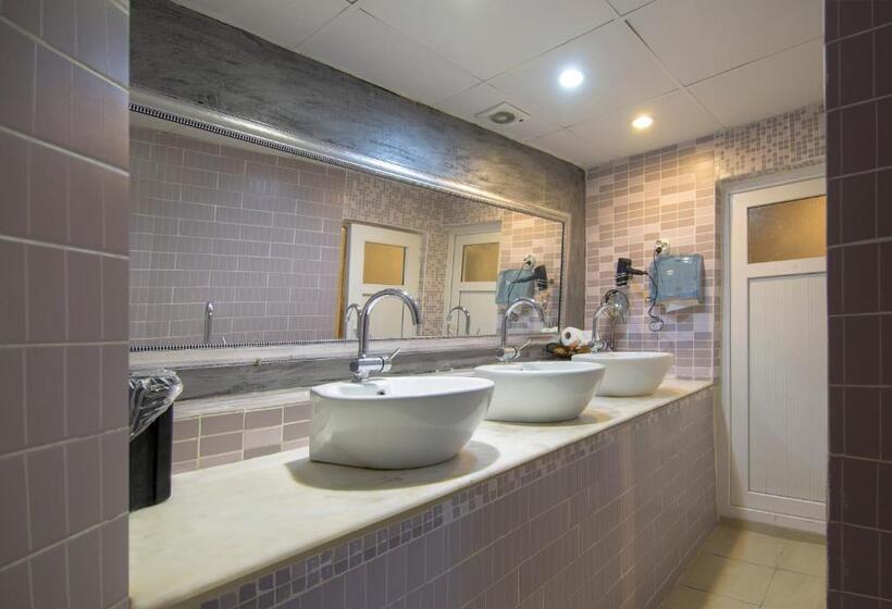 공동 객실, Kamelya Cave Hostel