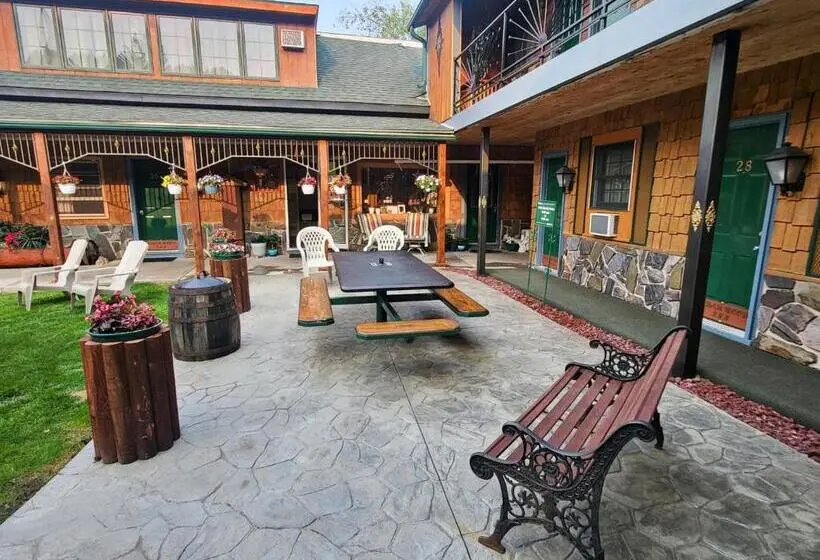 スタンダードスタジオ, Cedar Wood Inn