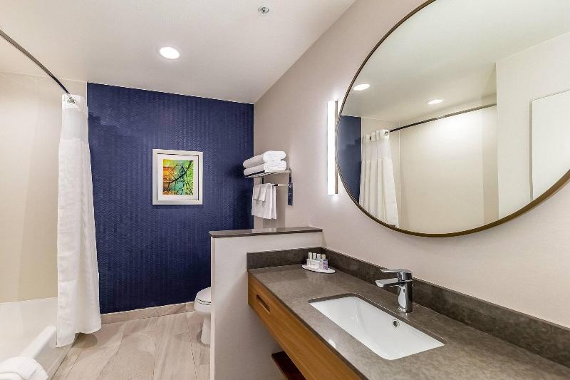 מיטת קינג בסוויטה, Fairfield Inn & Suites By Marriott Gainesville I35