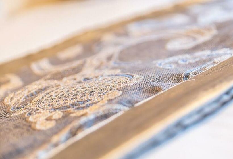 Номер Deluxe с Балконом, Brit Hotel Privilege Lisieux   La Villa Des Arts