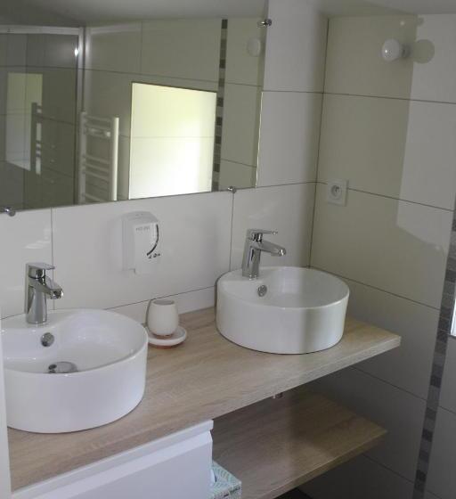 اتاق استاندارد چهار تخته, Chambres D'hôtes Logis Charrier Le Petit Bignon