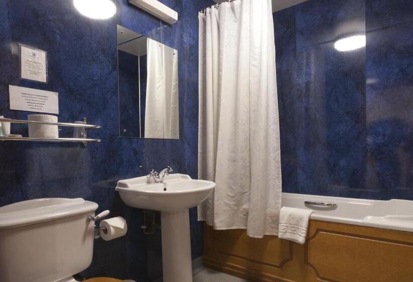 חדר סטנדרט לשלושה, The Dog And Partridge