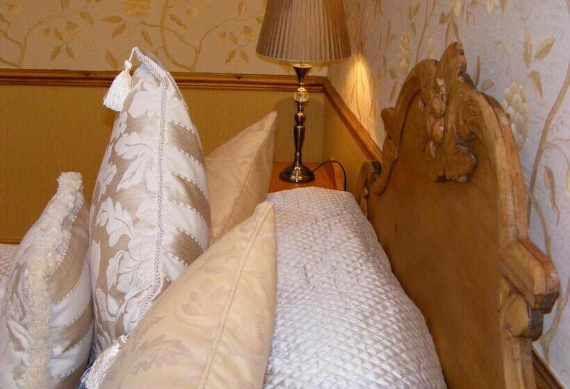 חדר סופריור, The Dog And Partridge