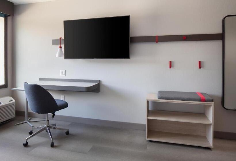 장애인을 위한 킹사이즈 침대 스탠다드 룸, Avid Hotels Madison Monona, An Ihg