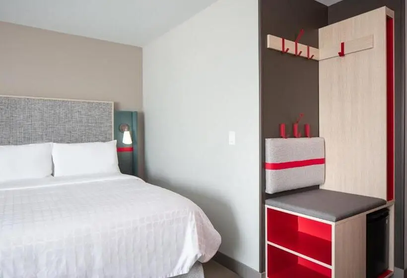 Standard-invahuone, Avid Hotels   Madison   Monona, An Ihg