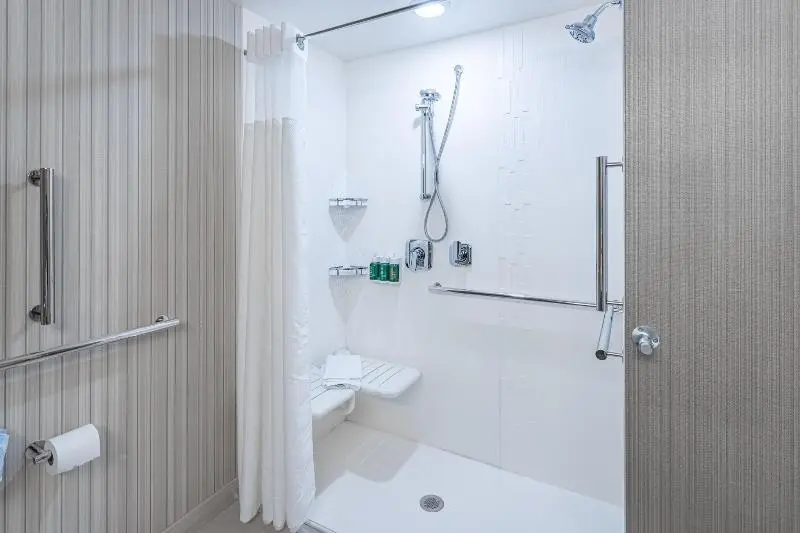 キングサイズベッドのスタンダードルーム, Courtyard By Marriott East Lansing Okemos