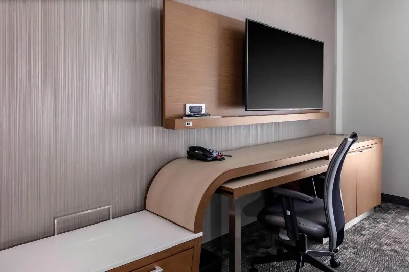 キングサイズベッドのスタンダードルーム, Courtyard By Marriott East Lansing Okemos