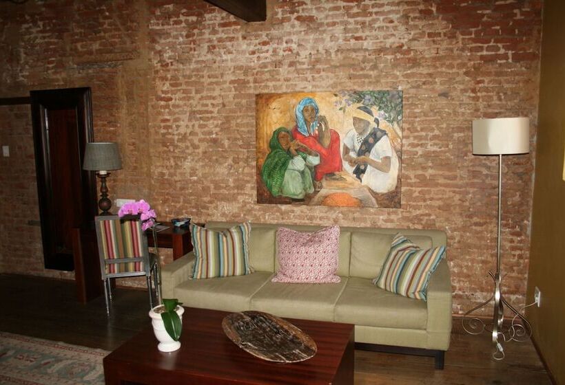 جناح جونيور, Cape Heritage