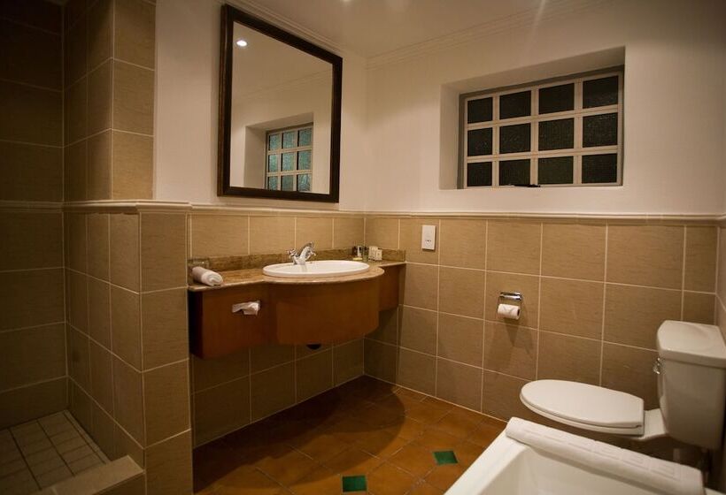 استودیوی استاندارد, Courtyard Hotel Arcadia