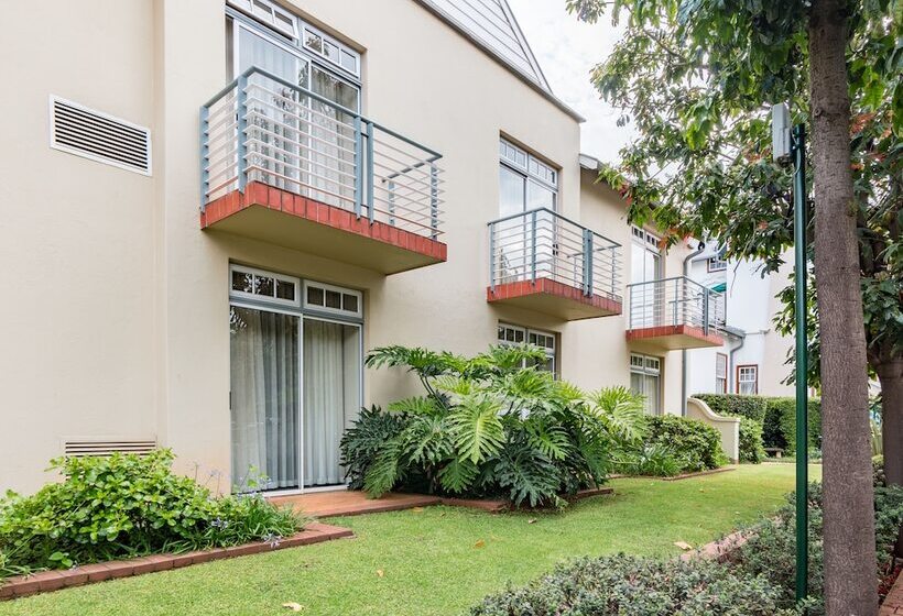 استودیوی استاندارد, Courtyard Hotel Arcadia