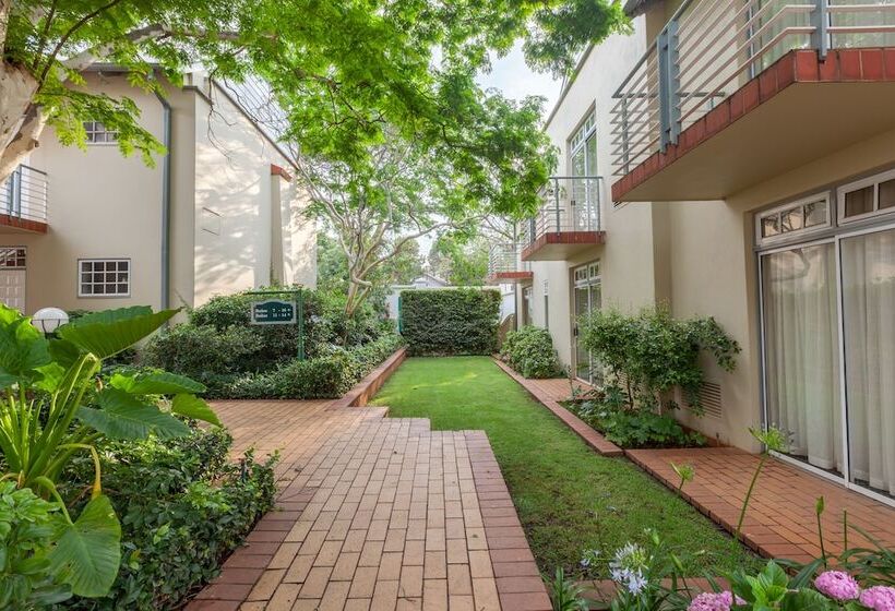 استودیوی استاندارد, Courtyard Hotel Arcadia