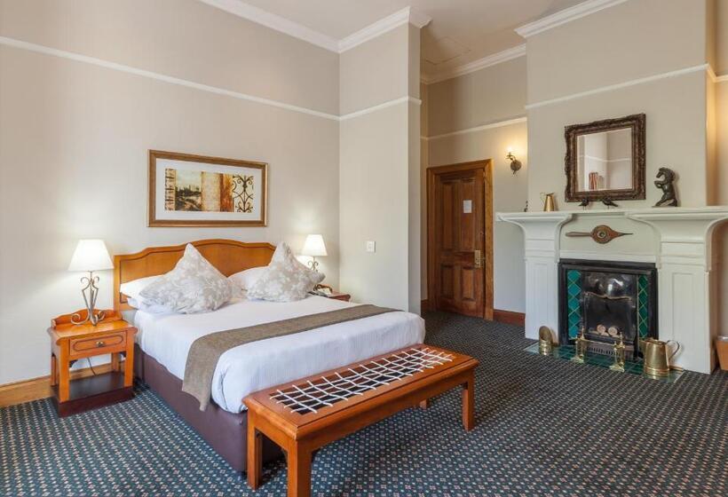 استودیوی استاندارد, Courtyard Hotel Arcadia