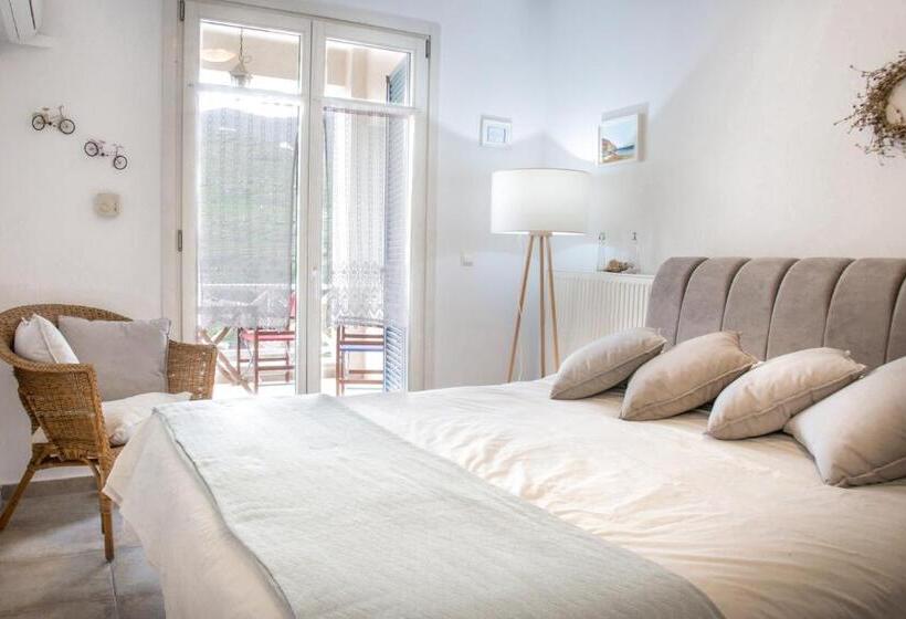 غرفة قياسية مزوَّدة بشُرفة, Anemomiloi Studios