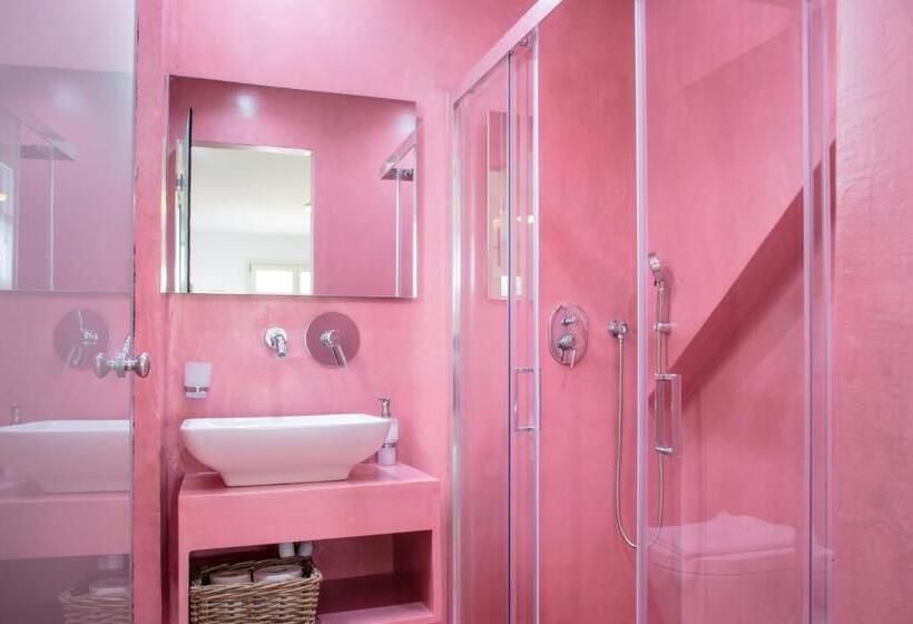 غرفة قياسية مزوَّدة بشُرفة, Anemomiloi Studios