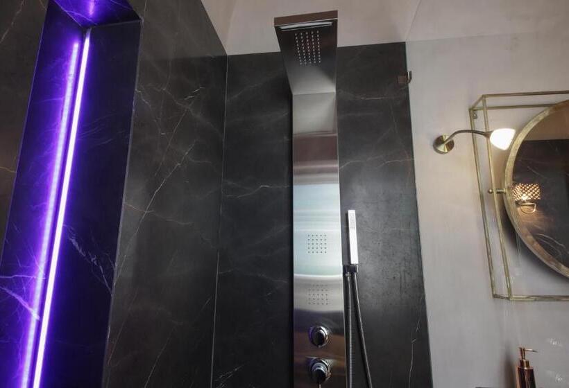 מיטת קינג בסוויטה, Al Console Luxury Suite