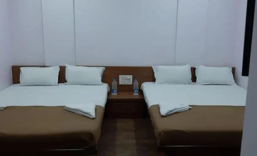 デラックスの4人部屋, Rajhuns Deluxe Lodging