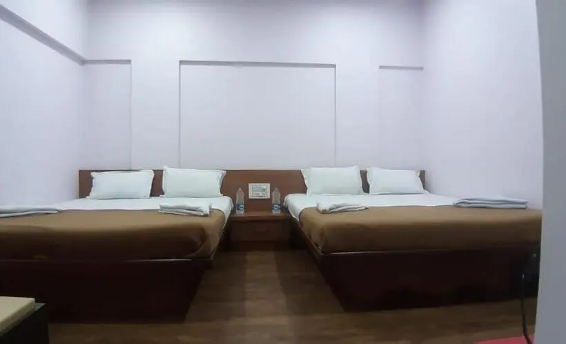 デラックスの4人部屋, Rajhuns Deluxe Lodging