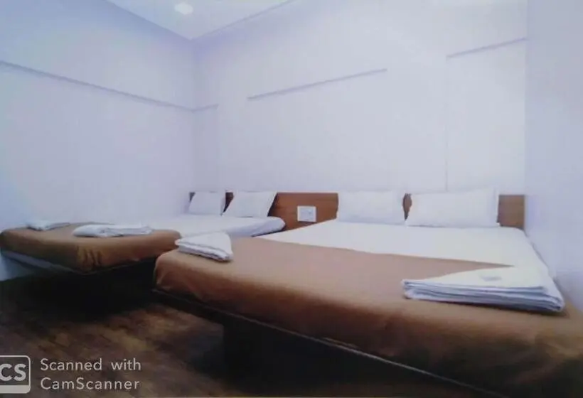 デラックスの4人部屋, Rajhuns Deluxe Lodging