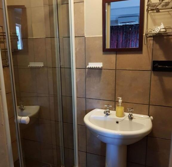 חדר משפחתי, Gemstone Guest House