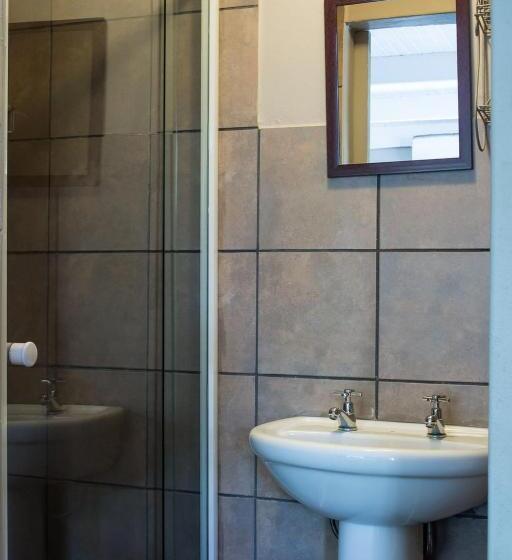 חדר משפחתי, Gemstone Guest House