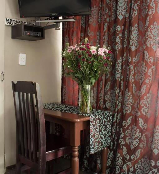 חדר משפחתי, Gemstone Guest House